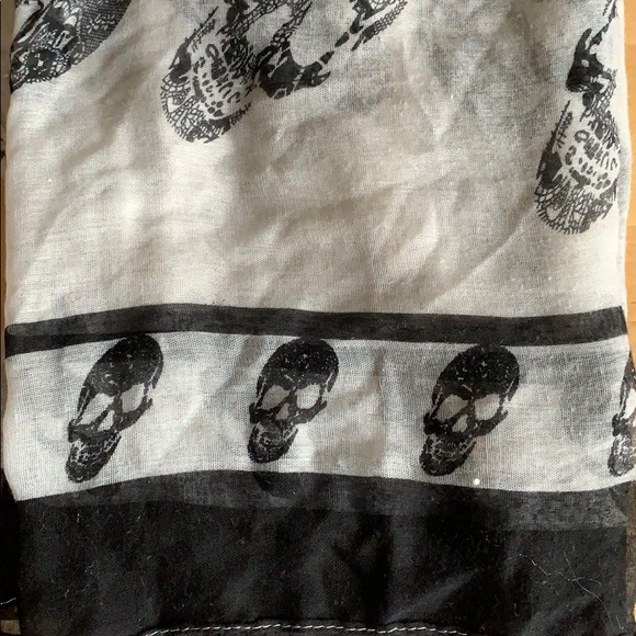 Black and White skull shall/scarf - Picture 2 of 4